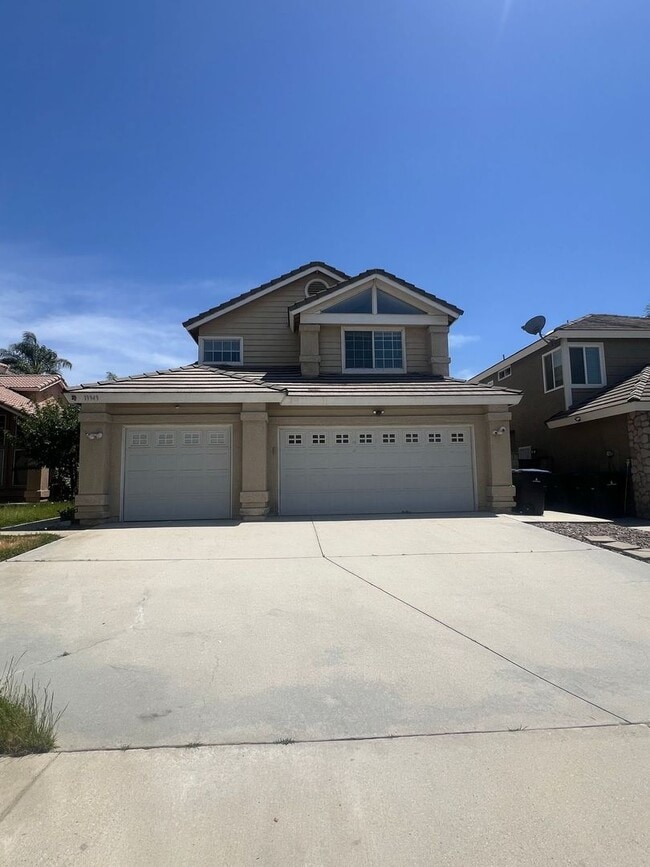Building Photo - Welcome Home in the Desirable Orangecrest Community!