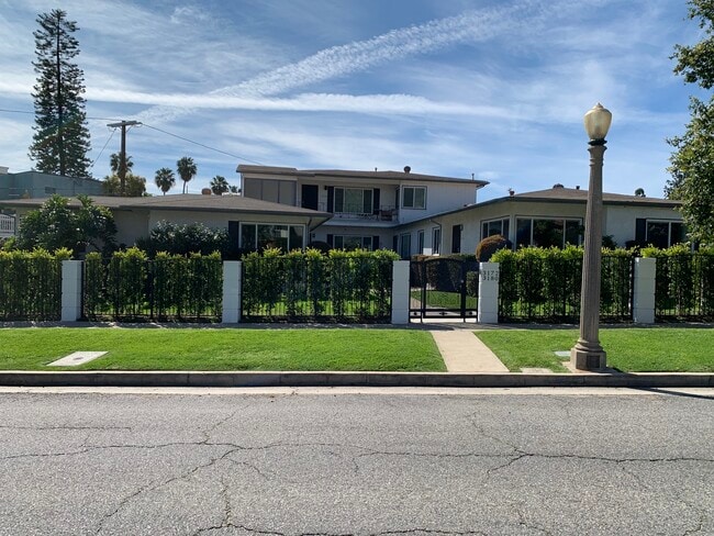 Building Photo - 3172 Rowena Ave Unit 3172 Rowena Ave