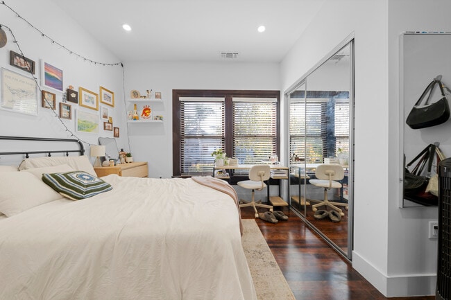 Photo - 2142 Portland St