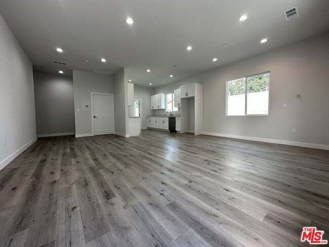 Building Photo - 6829 Bellaire Ave