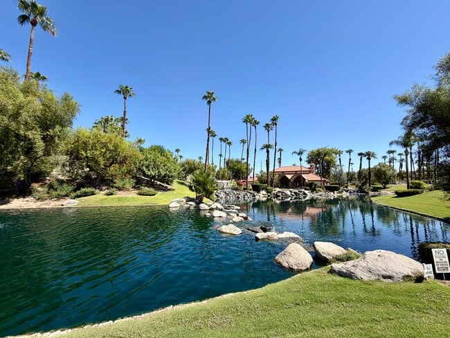 Building Photo - 112 Willow Lake Dr