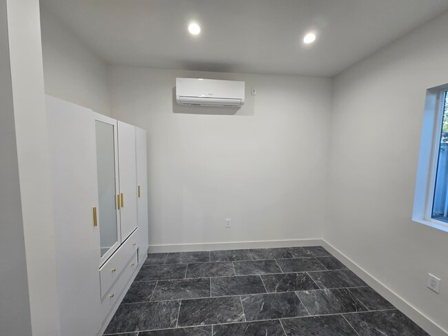 Photo - 18557 W Victory Blvd