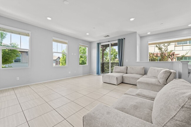 Photo - Townhome in the Lakepointe Point Community!