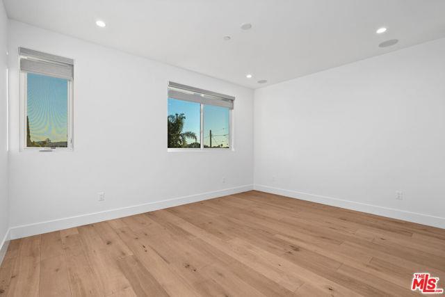 Photo - 5943 Pickford St