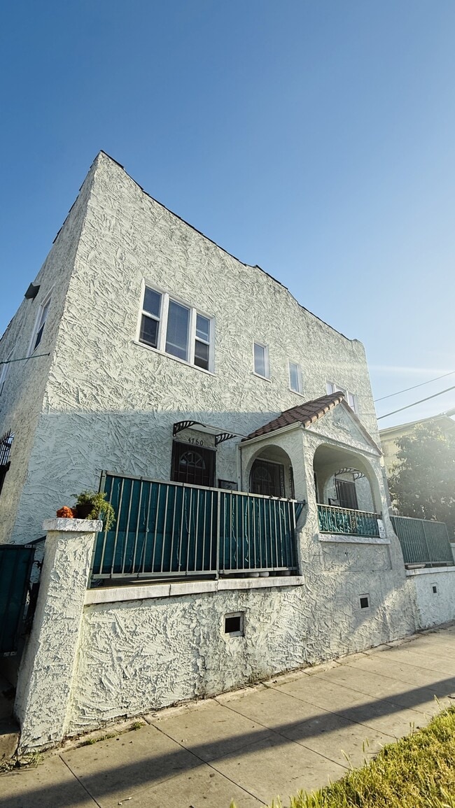 Photo - 4760 1/2 Lexington Ave Unit 4760 Half