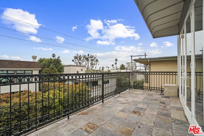 Building Photo - 11952 Montana Ave Unit 403