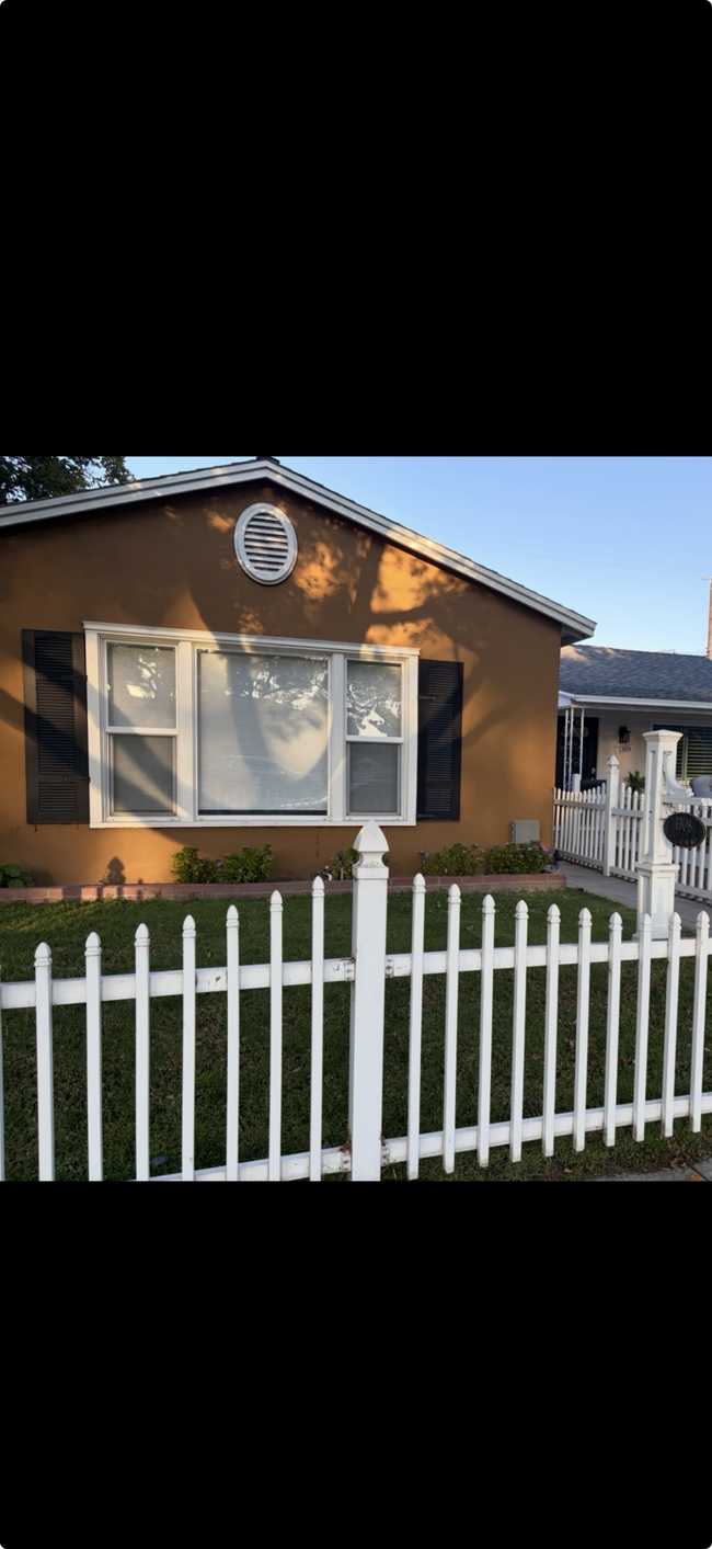 Building Photo - 1308 N Hollywood Way Unit Apartment A