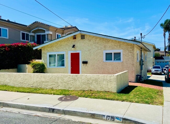 Building Photo - ADORABLE  2bd 1ba HOUSE  BLOCKS to HERMOSA...