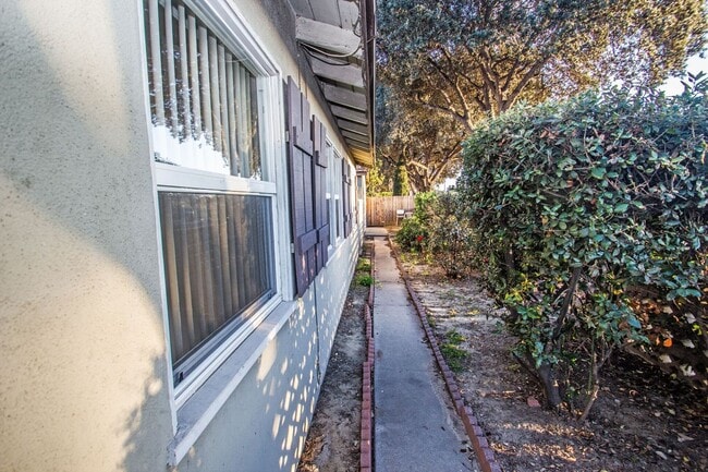 Building Photo - Charming Light Filled Ventura 2 Bd Cottage... Rental