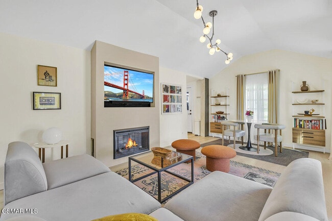 Building Photo - 2855 Los Feliz Dr