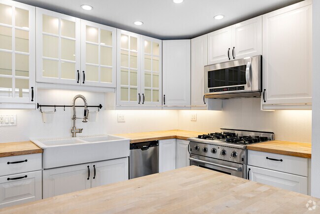 Building Photo - 1600 Ardmore Ave Unit #313 Rental