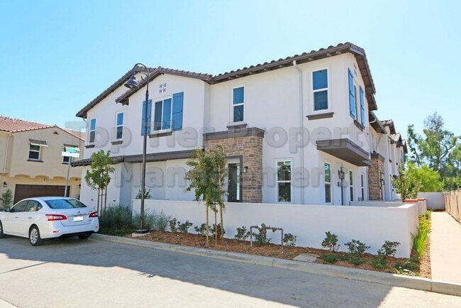 Building Photo - ***Charming 3 bed / 2.5 bath Townhome in O...
