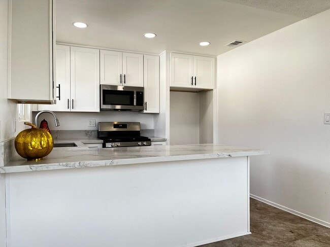 Building Photo - 7631 Amazon Dr Unit 4