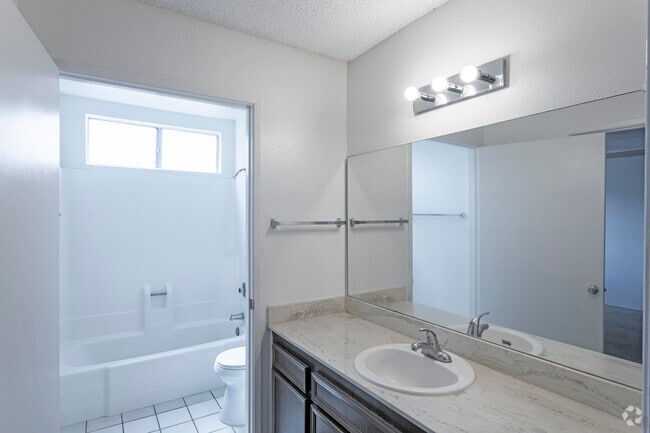 1 BR, 1 BA - 615 SF - Ashwood Apartments