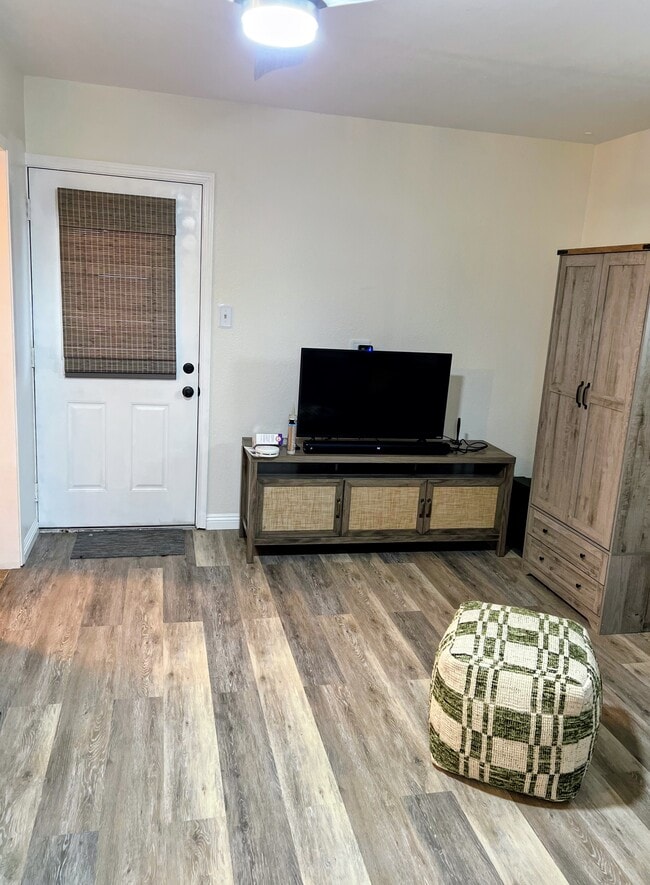 Building Photo - 119 N Jewell Pl Unit Studio