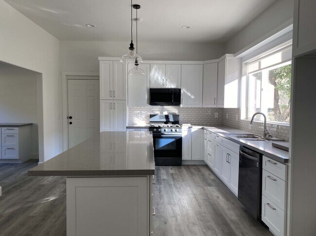 Photo - 821 Melody Ln