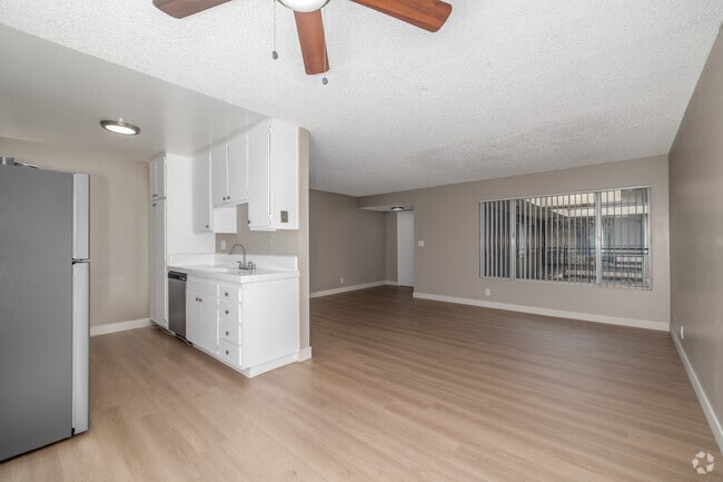 2BR, 2BA - 1,050SF - Living Room - 925 N. Inglewood Ave.