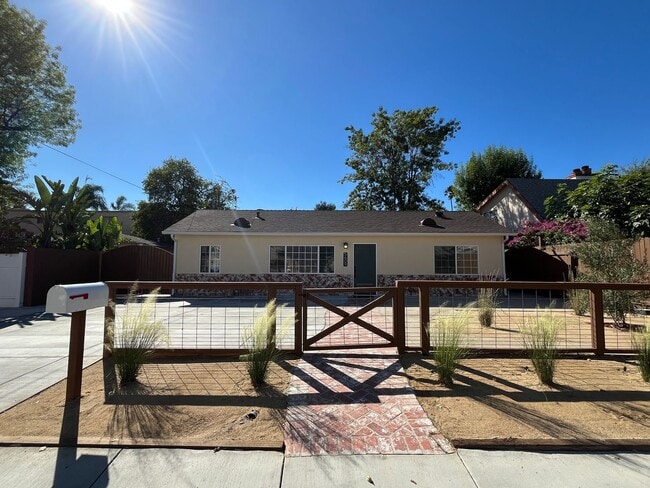 Building Photo - Remodeled Valley Village home w/3+1 + offi...