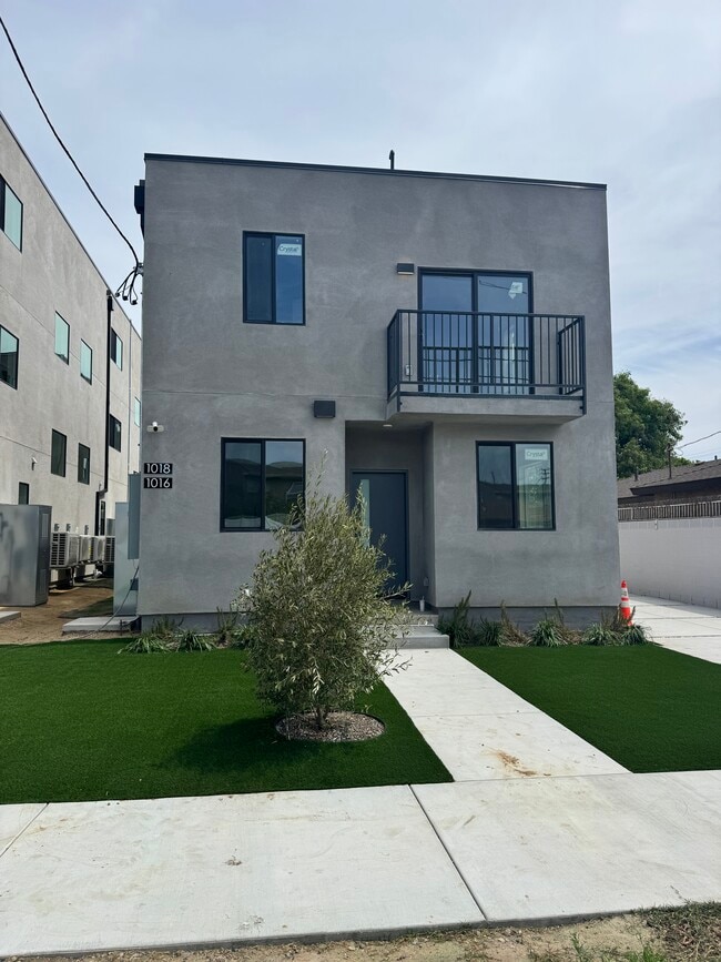 Building Photo - 1016 N Pioneer Ave Unit B