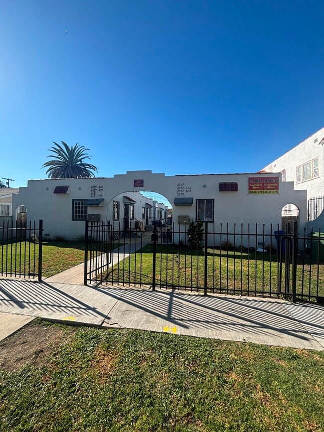 Building Photo - 2721 1/2 S Sycamore Ave