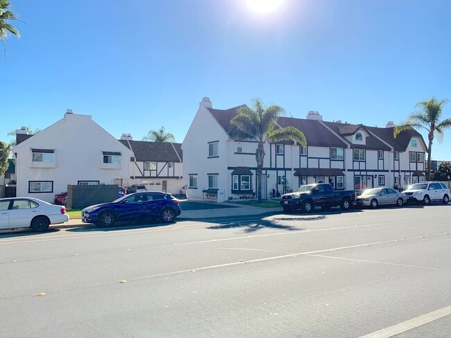 Building Photo - Spacious Townhome in Quiet Community w/ Pool