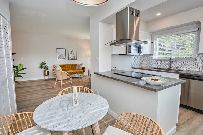 Dining table - Callie on Curson