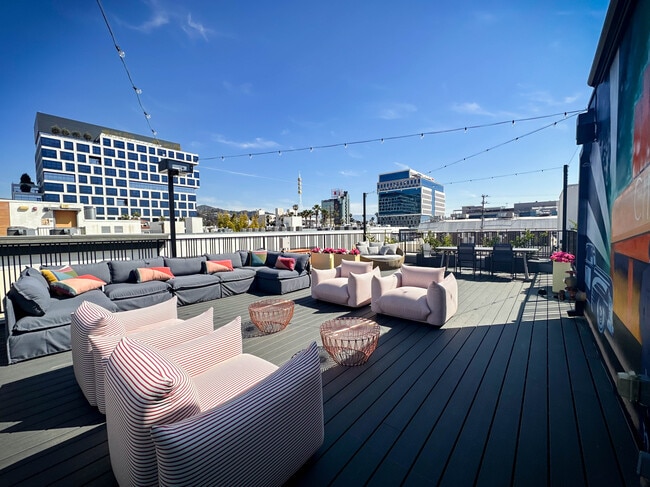 Luxurious Sky Terrace w/ Outdoor Cinema - The Dream on Tamarind