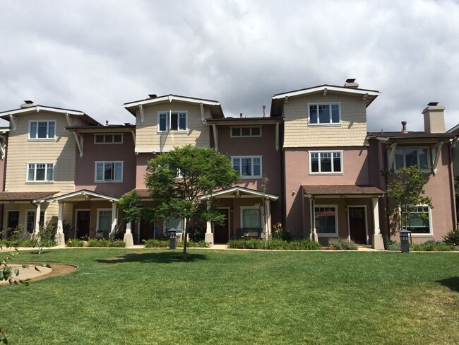 Photo - Beautiful Townhouse With Private Master Suite!!