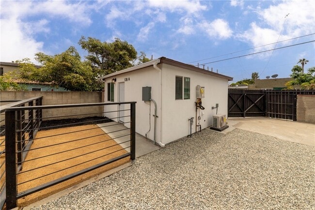 Photo - 218 E Hullett St