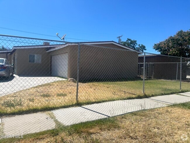 Building Photo - 45519 Cedar Ave Rental