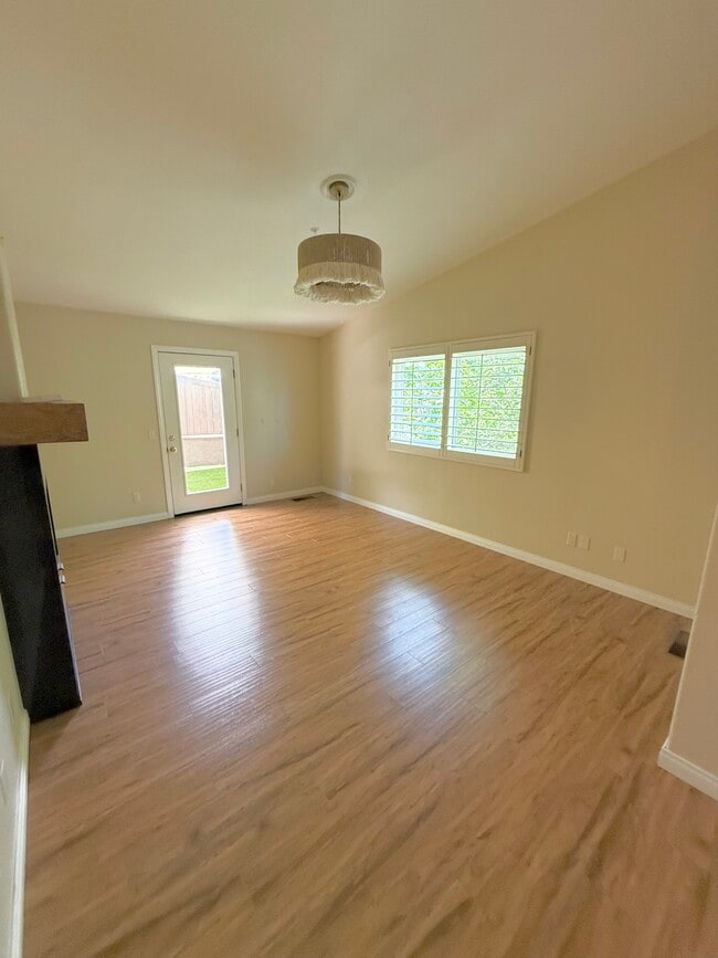 Photo - 709 Bozanich Cir Unit 1