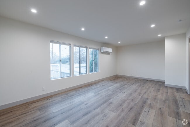 1BR, 1.5BA - 900SF - Bedroom - 6104 Cahuenga Boulevard