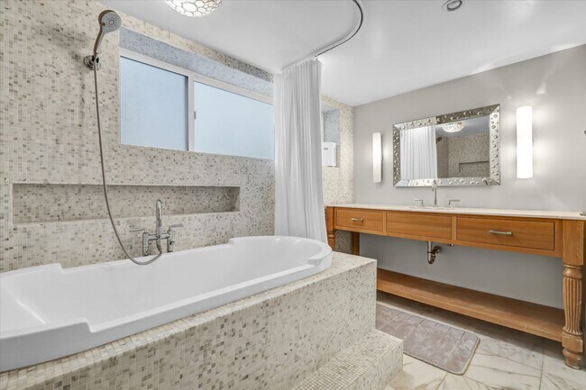 Photo - 2740 Highland Way