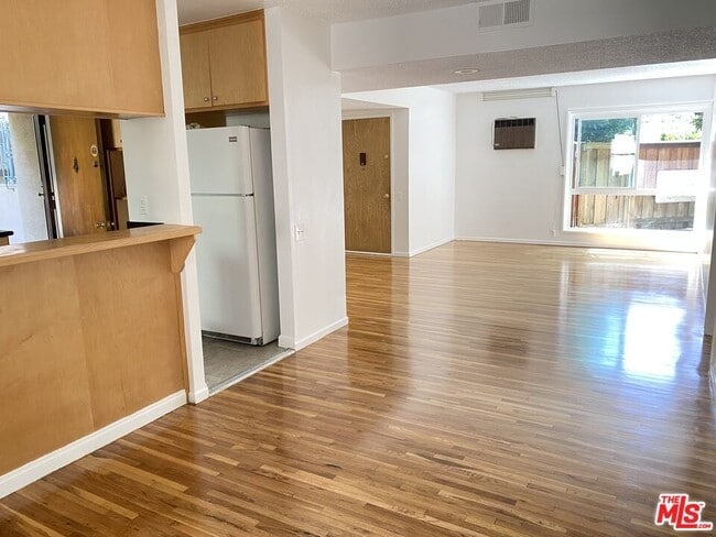 Building Photo - 3200 S Sepulveda Blvd Unit E5 Rental