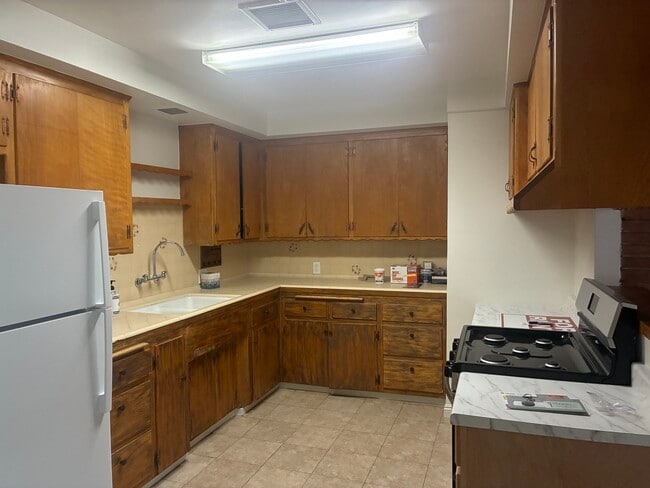 Photo - 8052 Alameda St