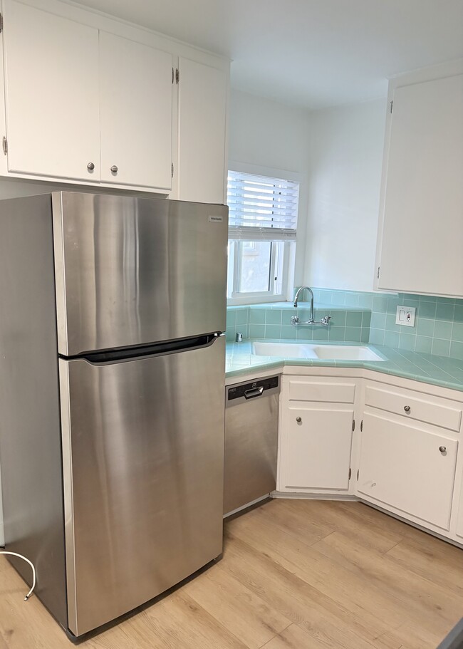 Kitchen - 1436 Manhattan Beach Blvd Unit B