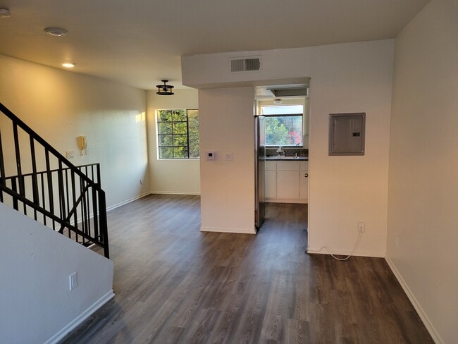 Dining Rm & Kitchen - 2003 Vista Del Mar Ave Unit 5