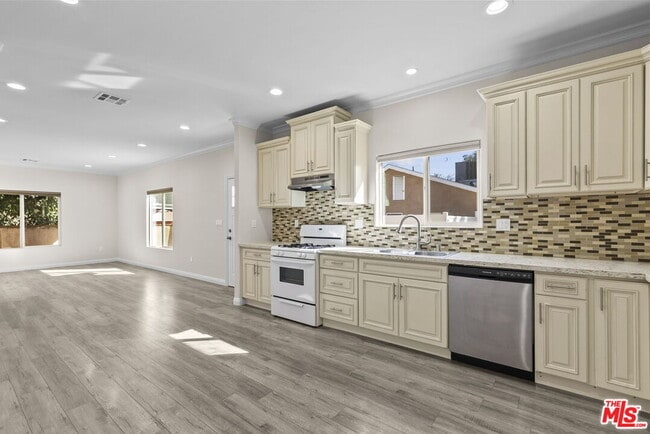 Photo - 6715 Cedros Ave