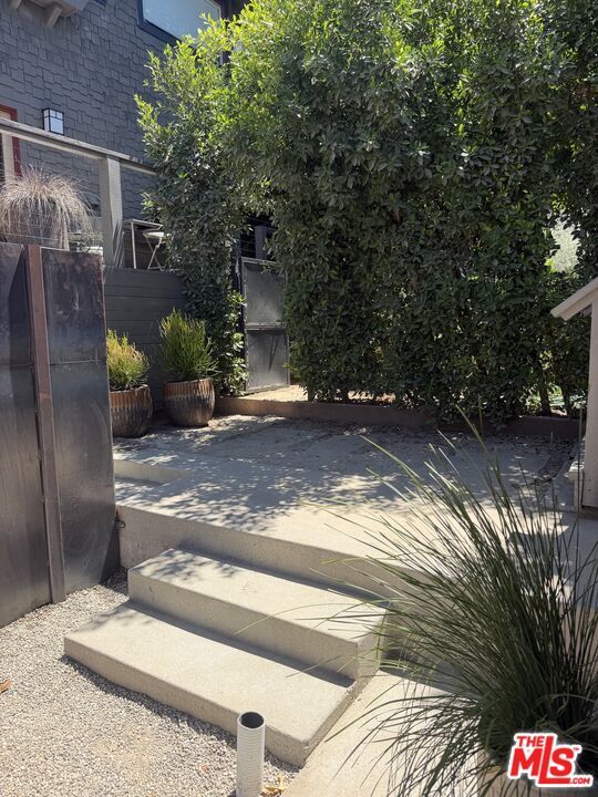 Photo - 1365-1364 Maltman Ave