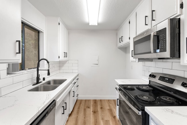 Photo - 5240 Whitsett Ave Unit 12