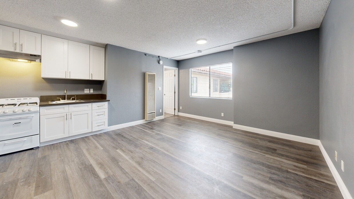 3D Tour - 555 W. 20th St.