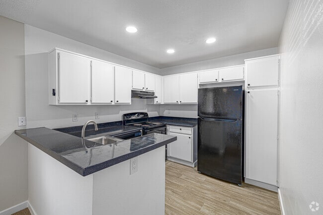 2BR, 2BA - 920SF - Kitchen - Elan Shadowridge Meadows