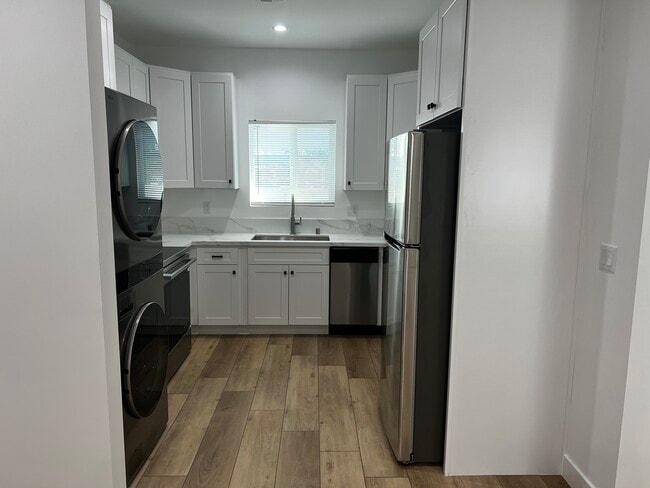 Photo - 5952 Balcom Ave