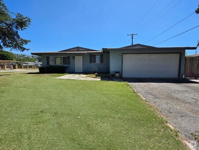 Building Photo - Charming 3-Bedroom Home on Spacious Corner...