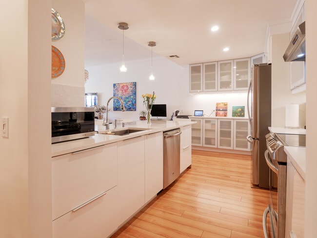 Kitchen - 2276 S Beverly Glen Blvd Unit 207