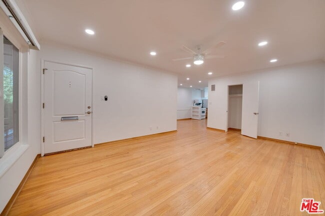 Photo - 927 6th St Unit 1