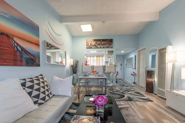 Photo - 2143 N Windsor Ave Townhome