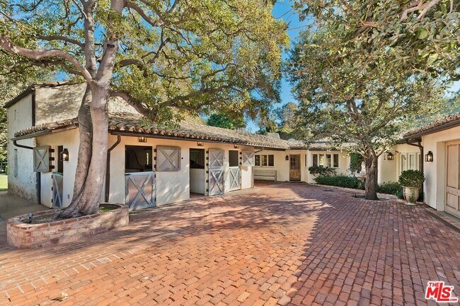 Photo - 1525 Old Oak Rd