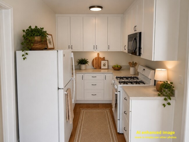 Kitchen - 920 N Hayworth Ave