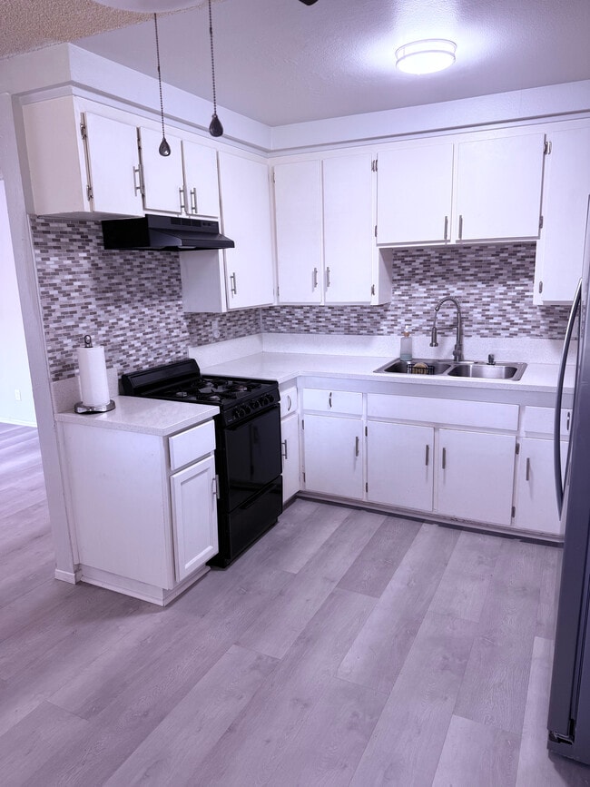 Kitchen - 4700 Clair del Ave Unit 651